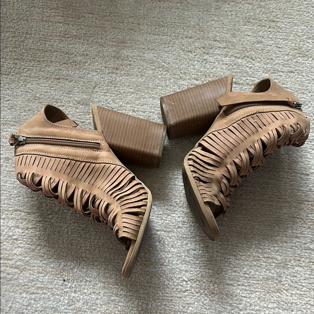 Chic Fringe Heeled Boots in Tan